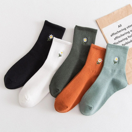 Women's Embroidered Daisy Ankle Socks