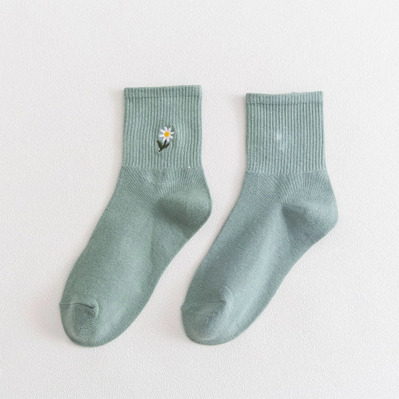 Women's Embroidered Daisy Ankle Socks